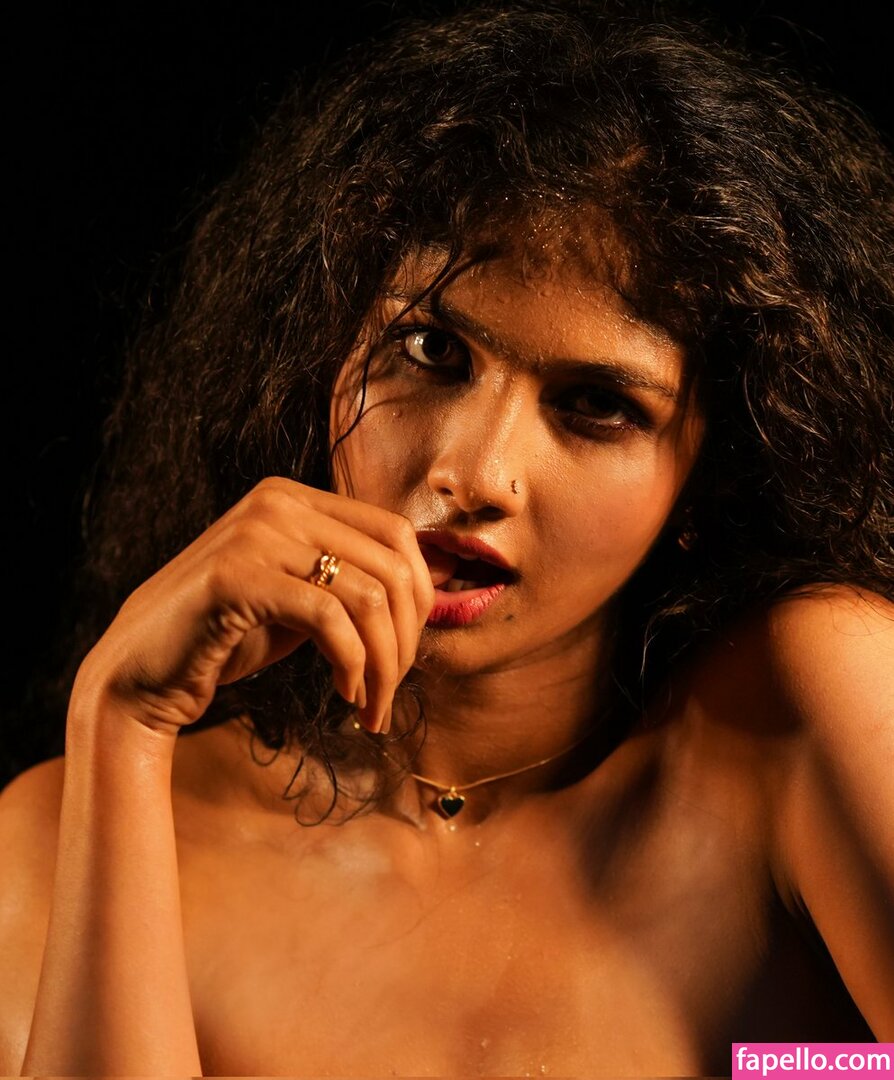 Aaradhya Devi Nude Leaked  Photo #7