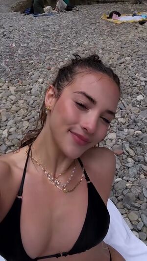 Sofie Dossi #644